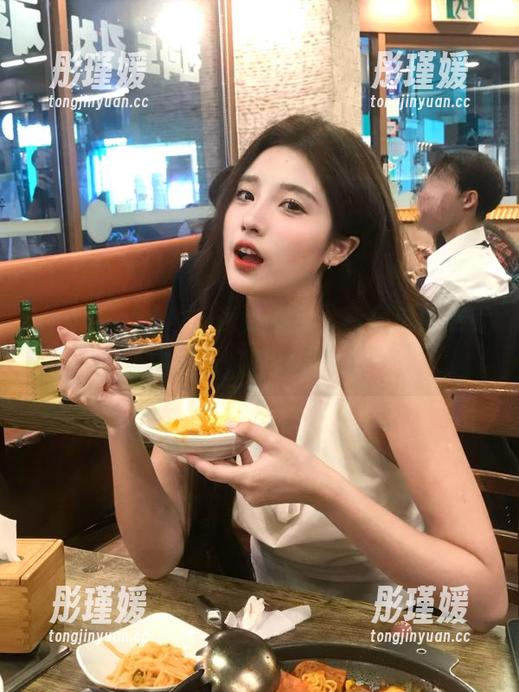Seoyool (서율)诱惑瞬间：恶棍风格草莓内裤与灯笼裤写真库